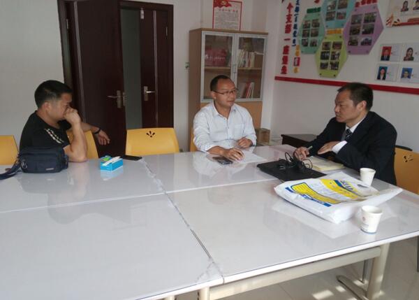 到金平县移动造访车辆主管李健松（中央）