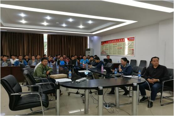 918博天堂办公室主任宋洋（右二）在安全培训会上宣贯918博天堂公司车辆治理造度和安全司法律规。