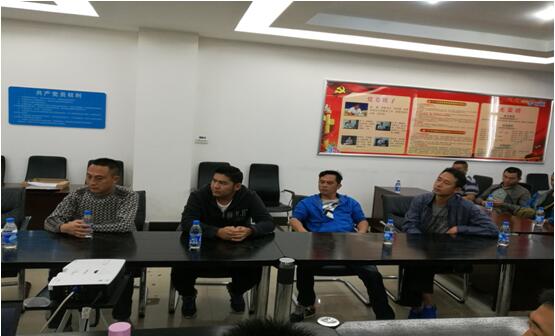 普洱铁塔公司驾驶怨嘏华、邹红宾、李剑（左二、左三、左四）参与安全培训。